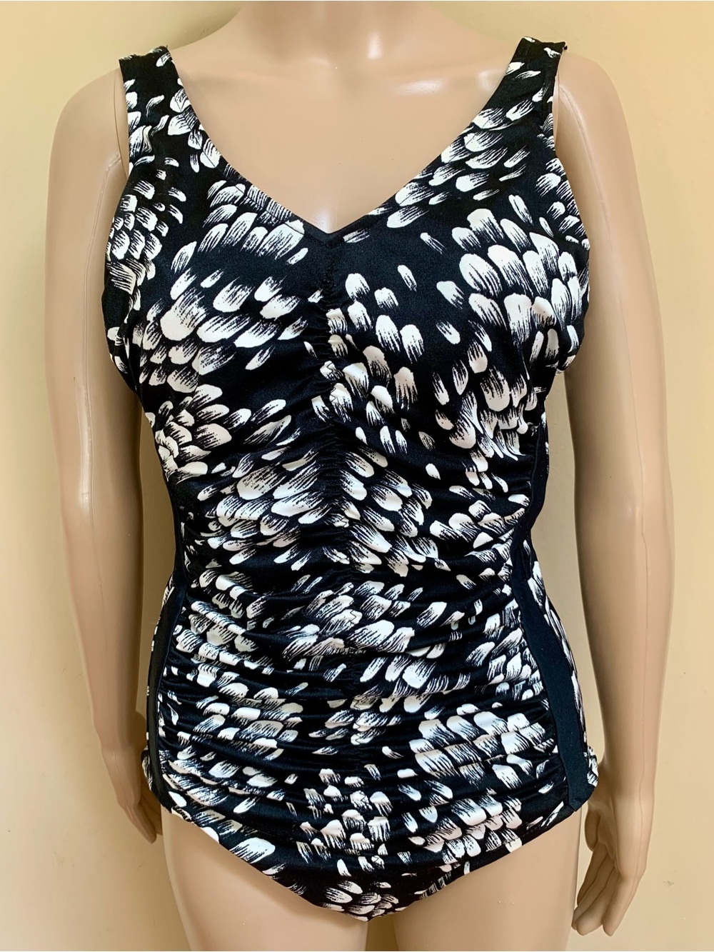 Maxine of Hollywood Sz 14 Slimming Effect Geometric One-Piece Swimsuit